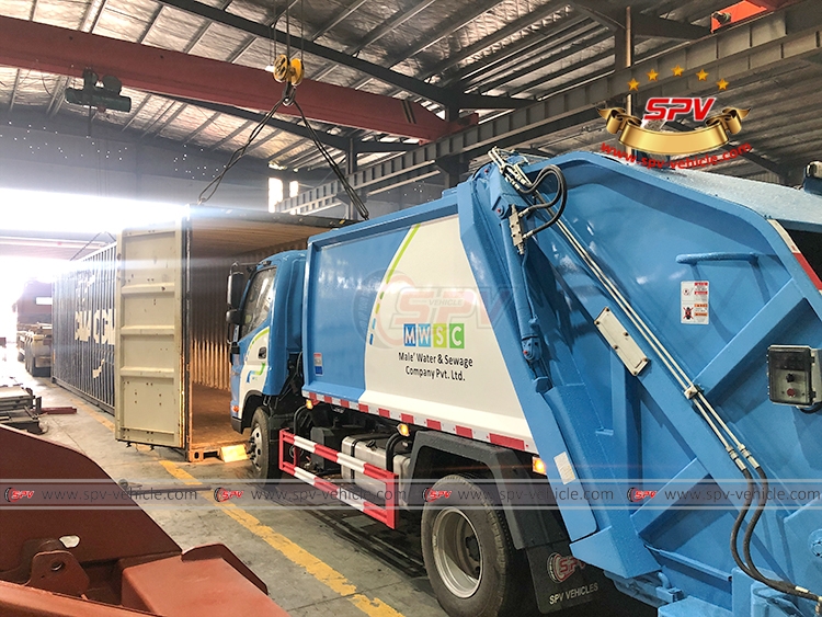 Garbage Compactor Truck FOTON - Loading into Container